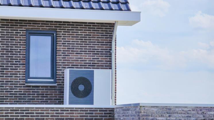 Pompa di calore all'esterno di un edificio
