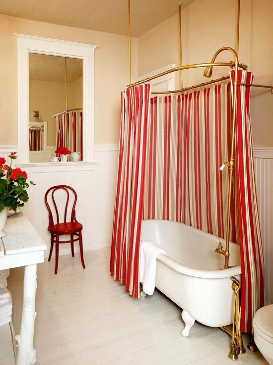 Foto di un bagno avana con accessori rossi