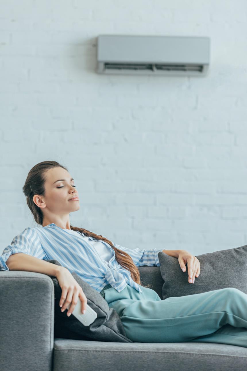 Ragazza si gode il fresco generato dal climatizzatore 