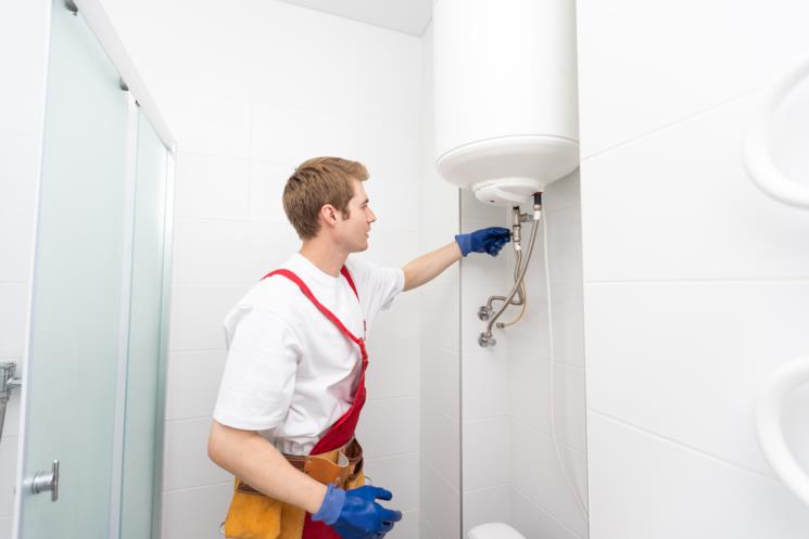 Tecnico installa lo scaldabagno