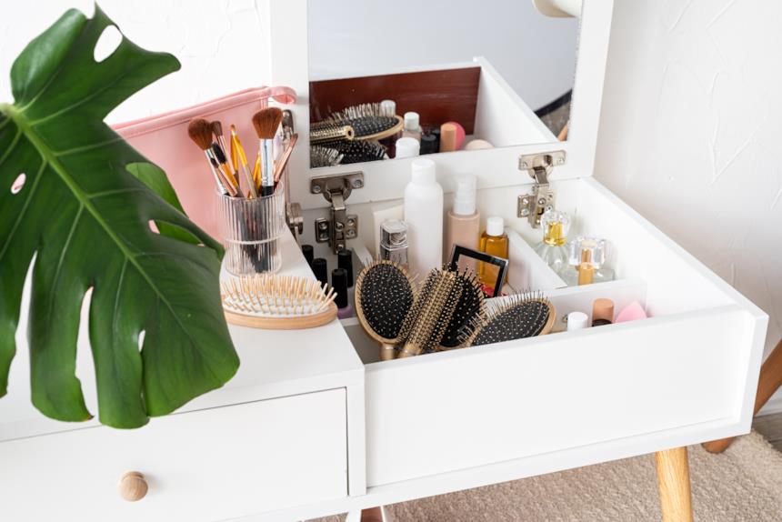 Mobile con cassetti contenenti i prodotti per il make-up 