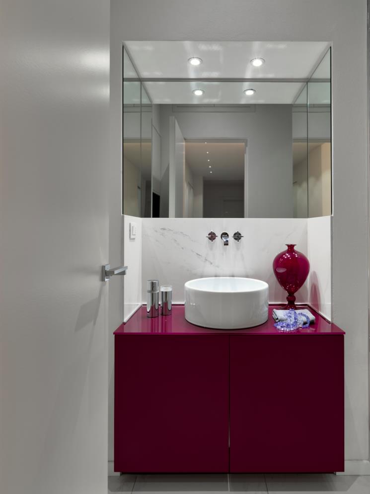 Mobile portalavabo rosso con lavandino da appoggio