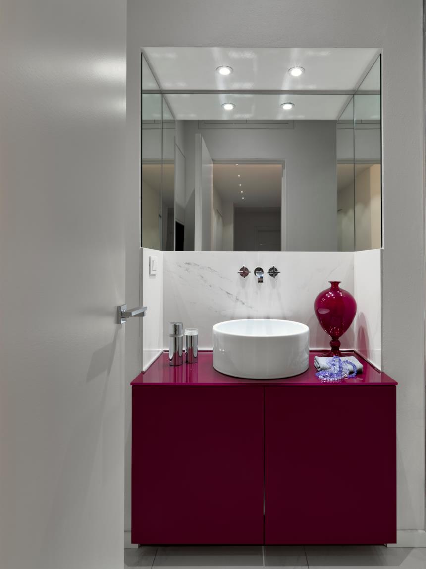 Mobile portalavabo rosso con lavandino da appoggio