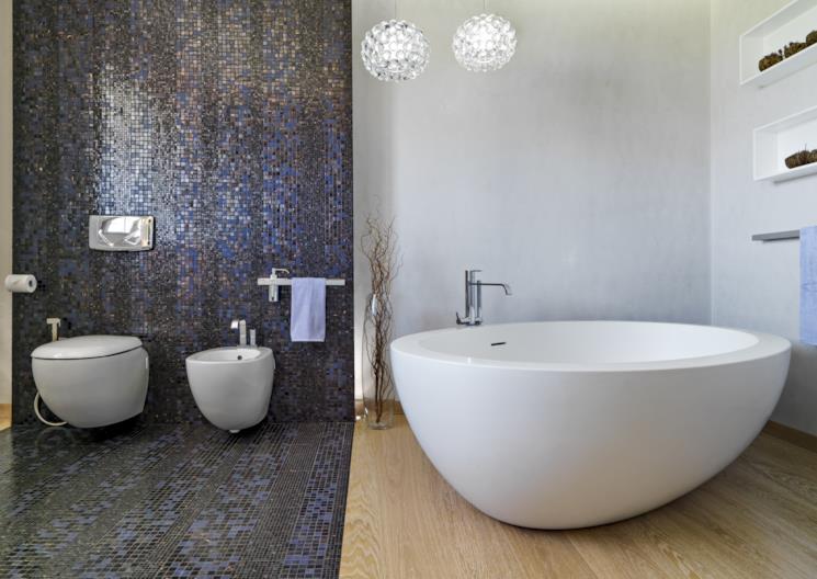 Bagno moderno con piastrelle a mosaico iridescente sulla parete