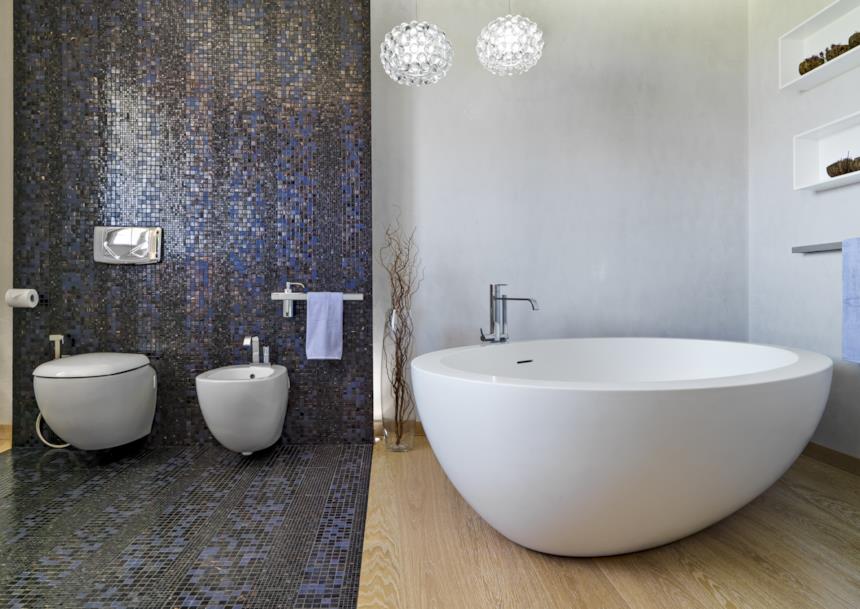 Bagno moderno con piastrelle a mosaico iridescente sulla parete