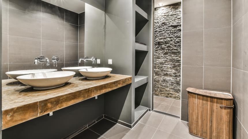 Bagno elegante grigio con mobili in legno