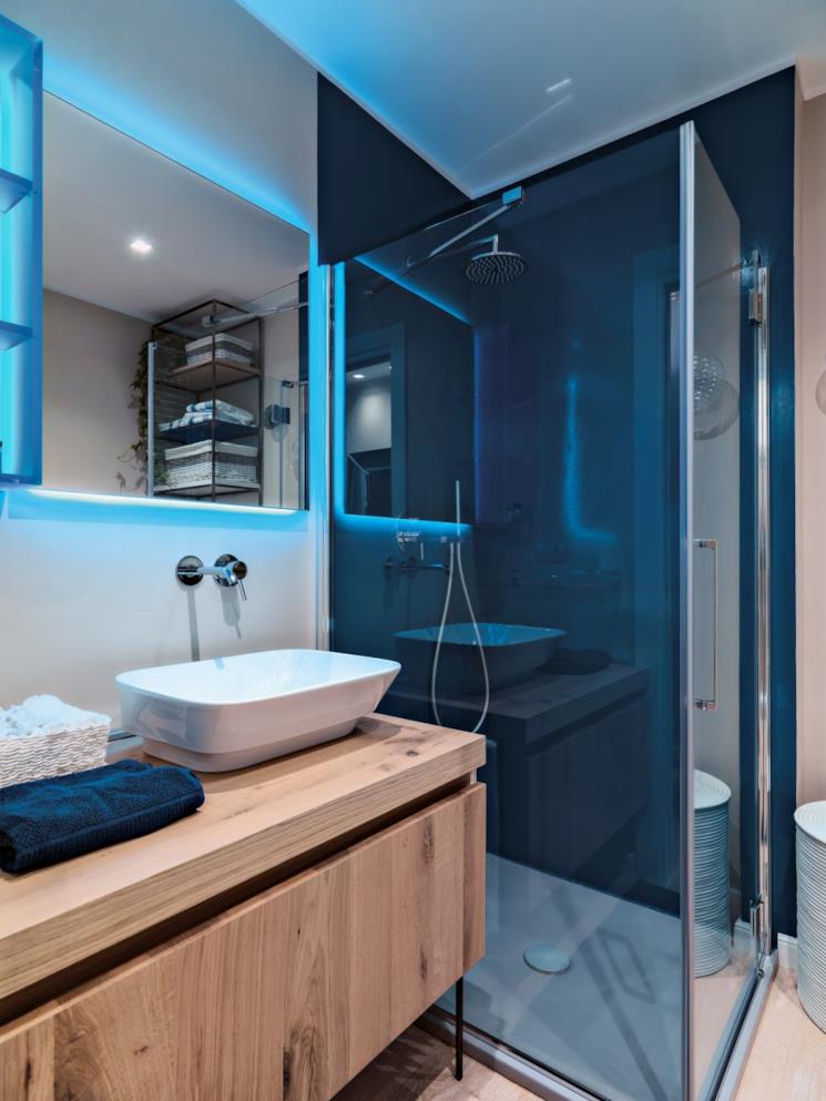 Bagno moderno con led azzurro dietro allo specchio