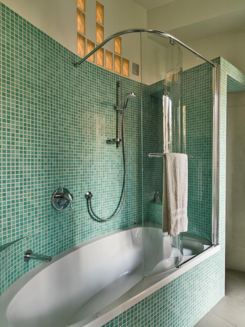 Vasca con doccia a mosaico 