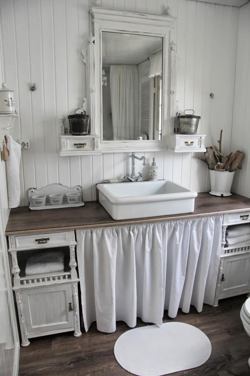 Bagno con rivestimenti in legno