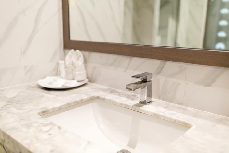 Lavandino a incasso con ripiano in marmo e piletta in finitura cromo 