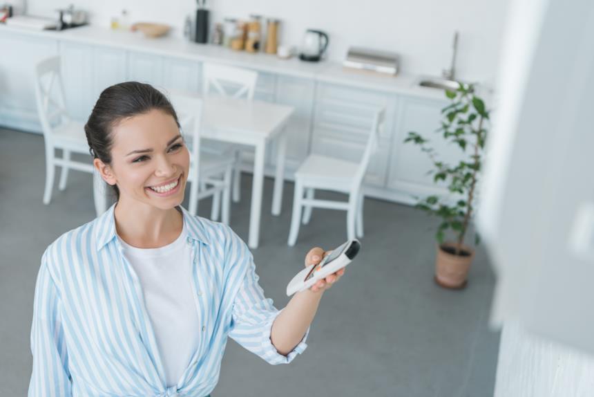 Donna accende il climatizzatore