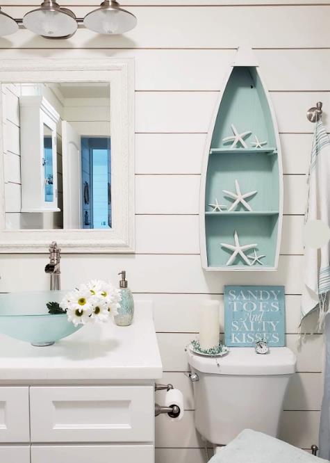 Bagno di una casa al mare con mobile portalavabo bianco e mensola a barca