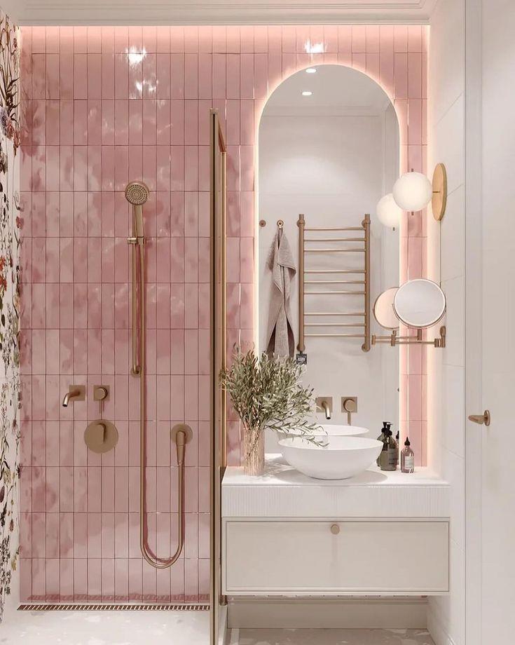 Bagno con parete rosa e mobile portalavabo rosa 