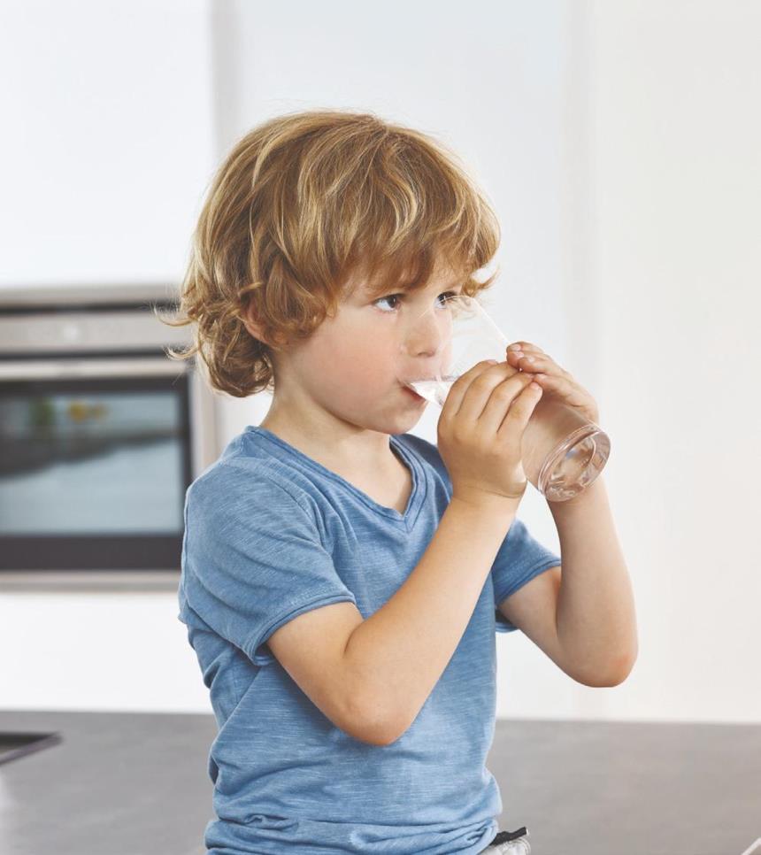 Bambino beve acqua filtrata con i rubinetti GROHE Blue