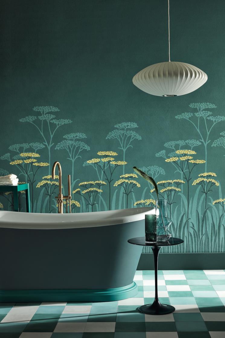 Bagno con carta da parati e vasca freestanding verde