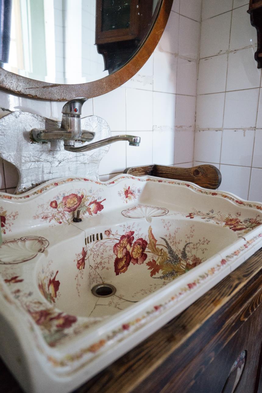 Lavello a incasso con decori di farfalle