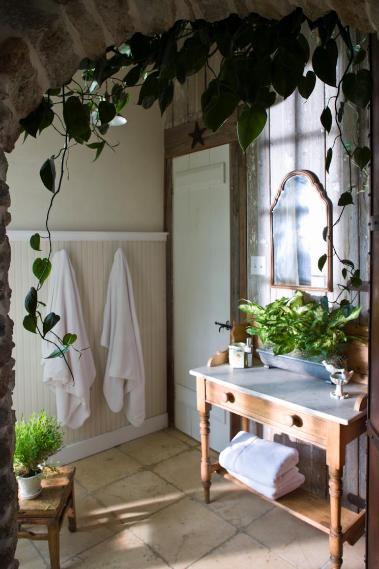 Bagno rustico stile provenzale con mobili in legno
