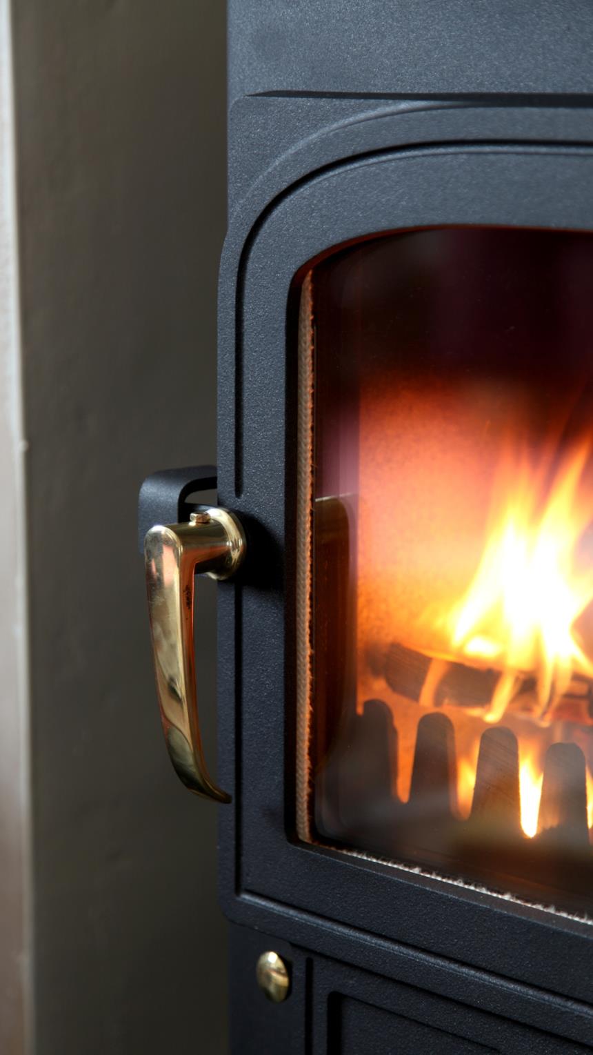 Stufa a legna accesa