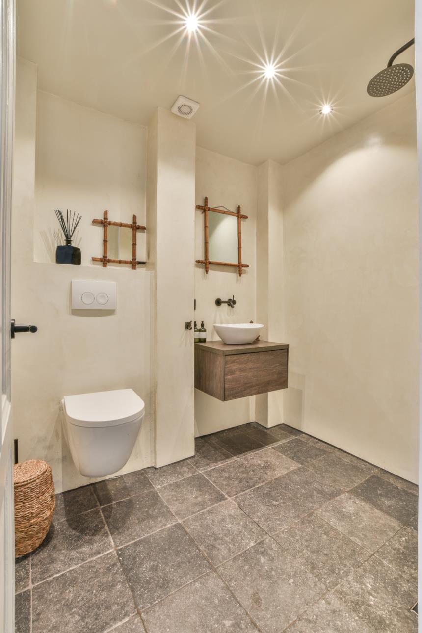 Bagno bianco con mobile portalavabo in legno 