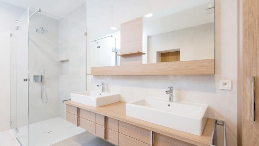 Bagno moderno con piatto doccia bianco a filo pavimento 