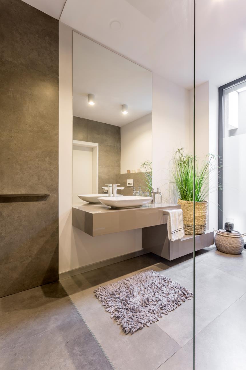 Bagno con mobile portalavabo asimmetrico 