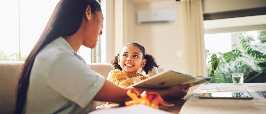 Madre e figlia in sala con climatizzatore haier 