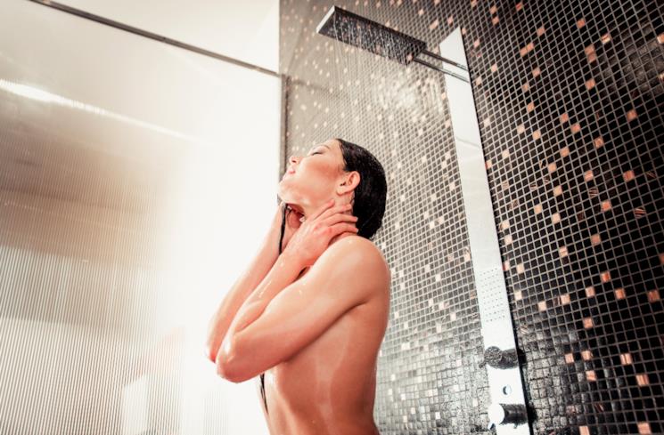 Ragazza si rilassa sotto la doccia