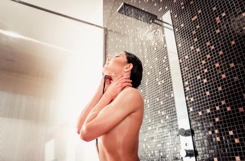 Ragazza si rilassa sotto la doccia