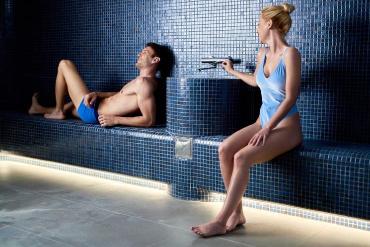 Coppia in costume nel bagno turco