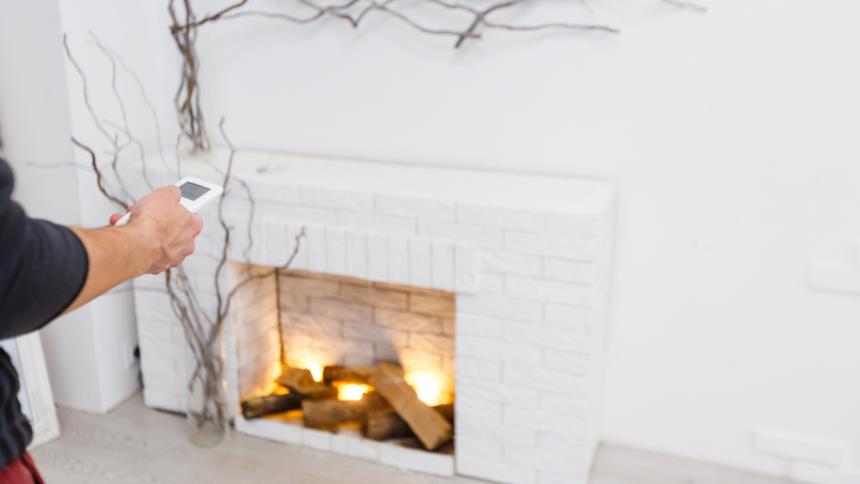 Accensione del camino elettrico tramite telecomando 