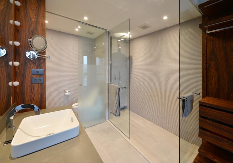 Doccia walk-in con apertura ampia frontale 