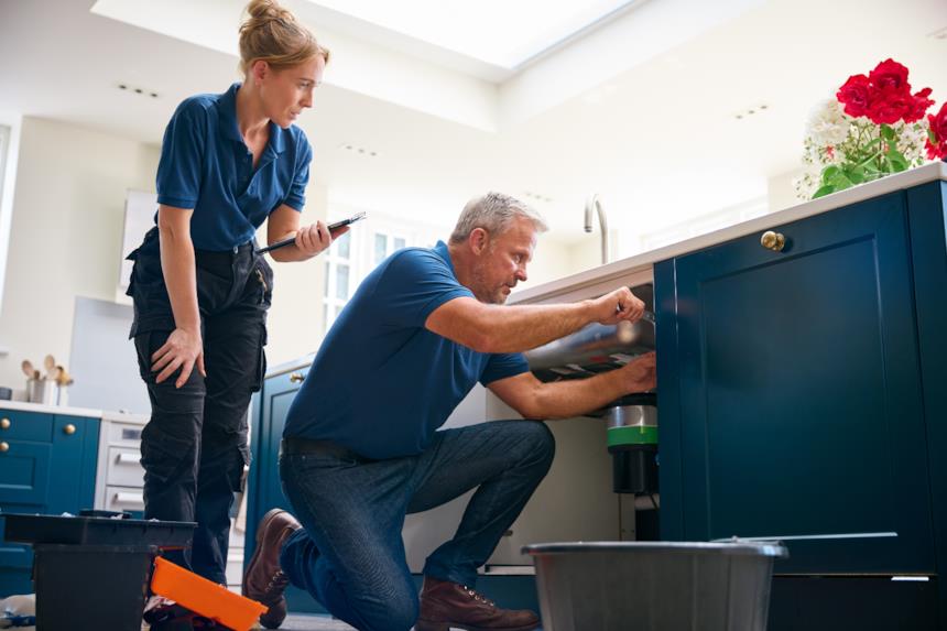 Idraulico effettua la manutenzione di un lavandino 