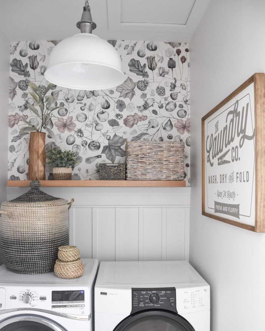 Lavanderia decorata con carta da parati