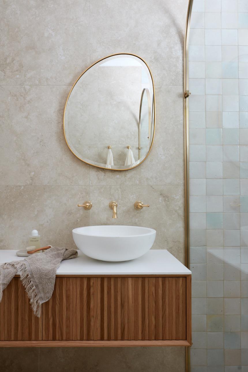 Bagno con mobile portalavabo in legno e rubinetteria in ottone 