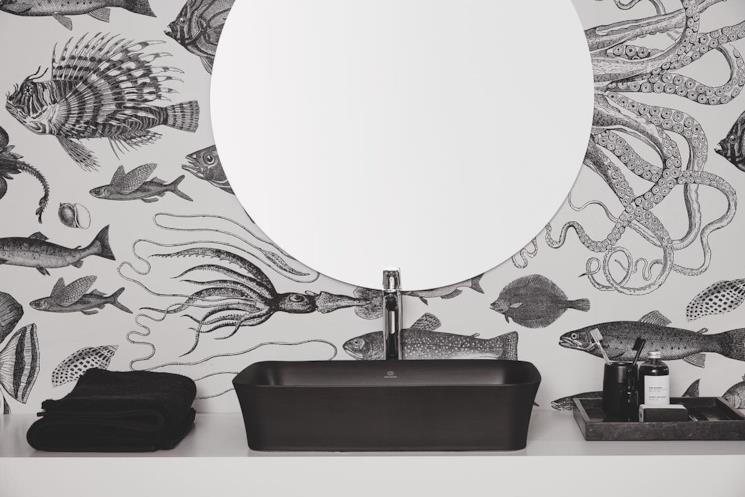 Bagno nero Ideal Standard con lavabo nero