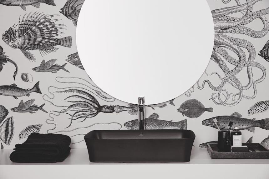 Bagno nero Ideal Standard con lavabo nero