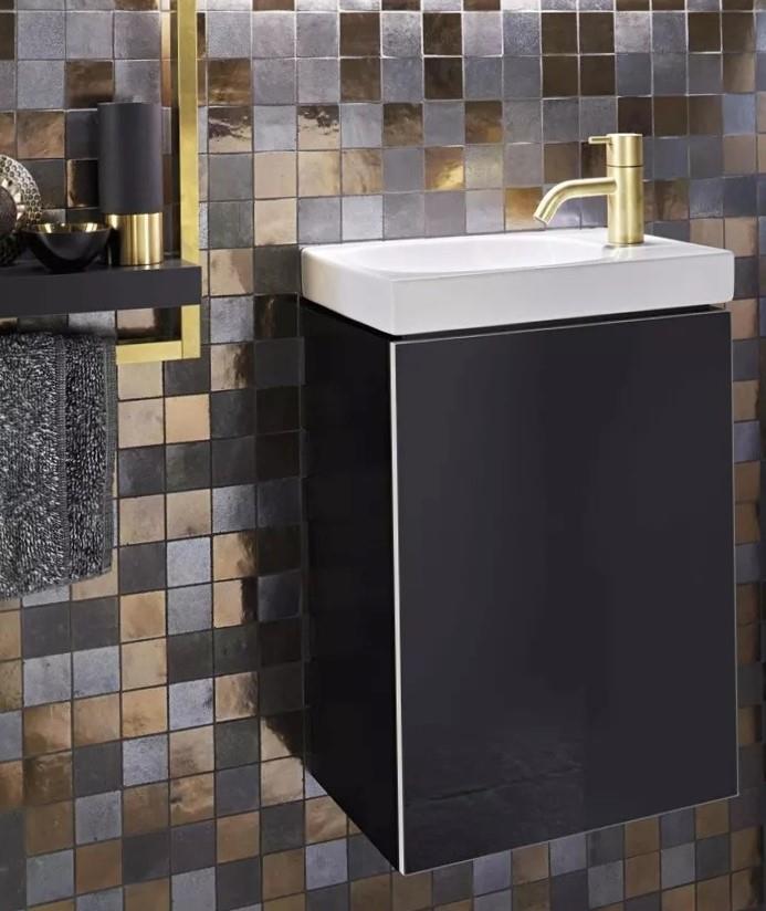 Mobile sottolavabo nero su sfondo dorato Geberit