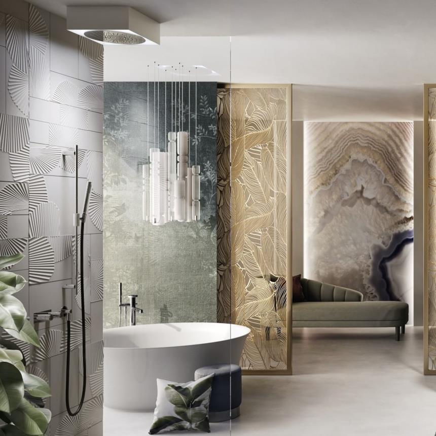 Bagno grande con doccia walk-in e vasca freestanding