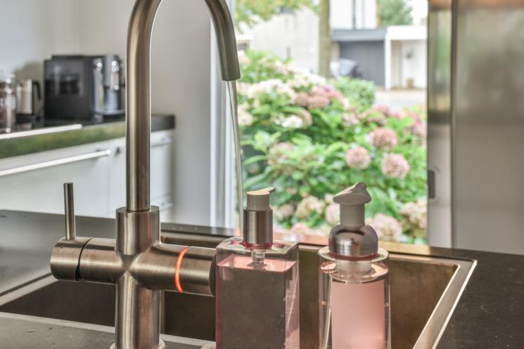 Rubinetto aperto della cucina