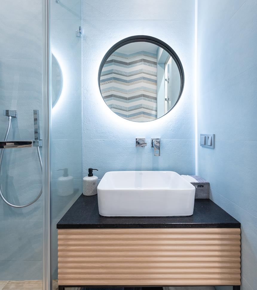 Bagno azzurro con specchio retroilluminato