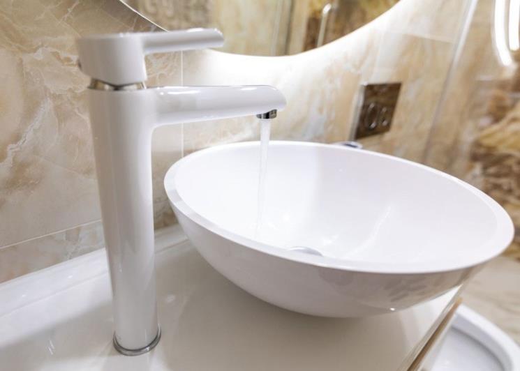 Bagno classico con lavabo in ceramica e rubinetto freestanding bianco