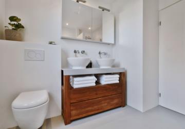 Specchio contenitore: la soluzione intelligente per un bagno ordinato