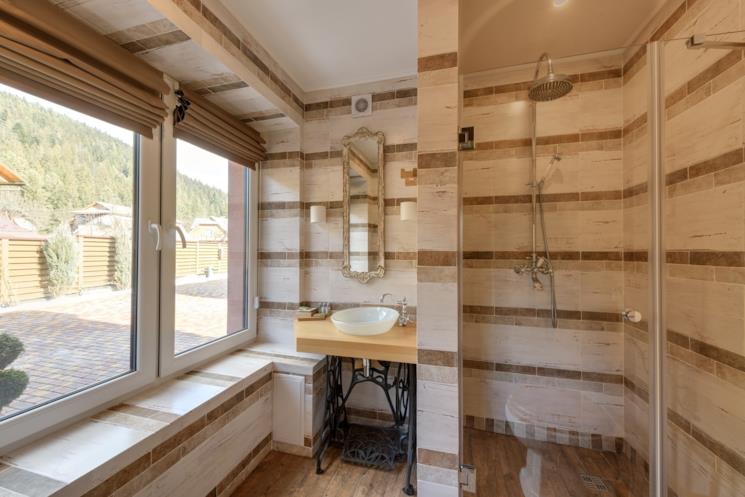 bagno piccolo con mobile e doccia