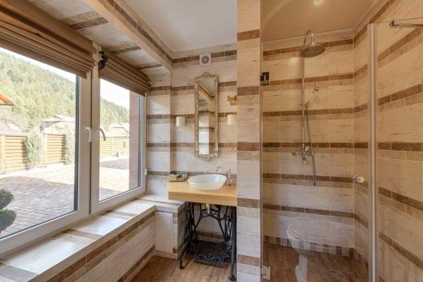 bagno piccolo con mobile e doccia 