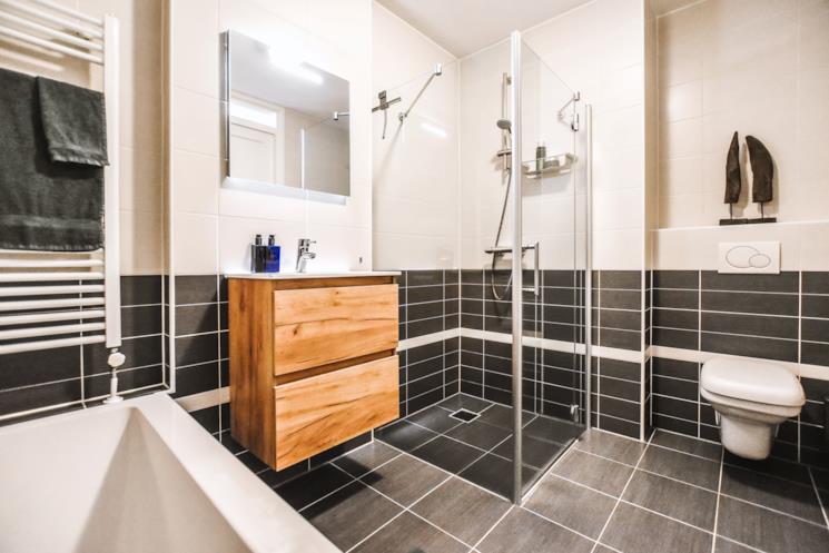 Doccia walk-in delimitata da pareti in vetro 