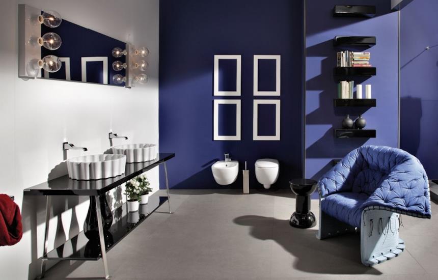 set bagno con pareti viola di Flaminia