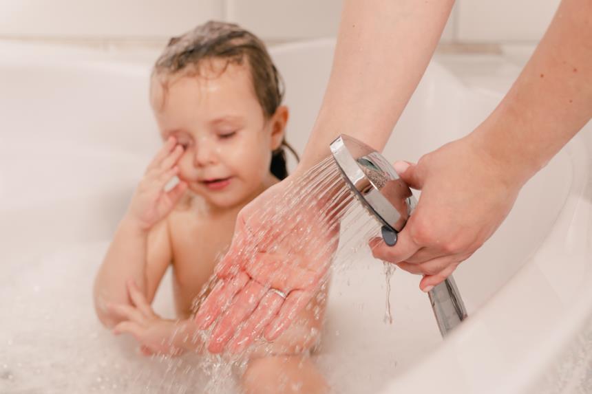 Mamma fa il bagno al figlio