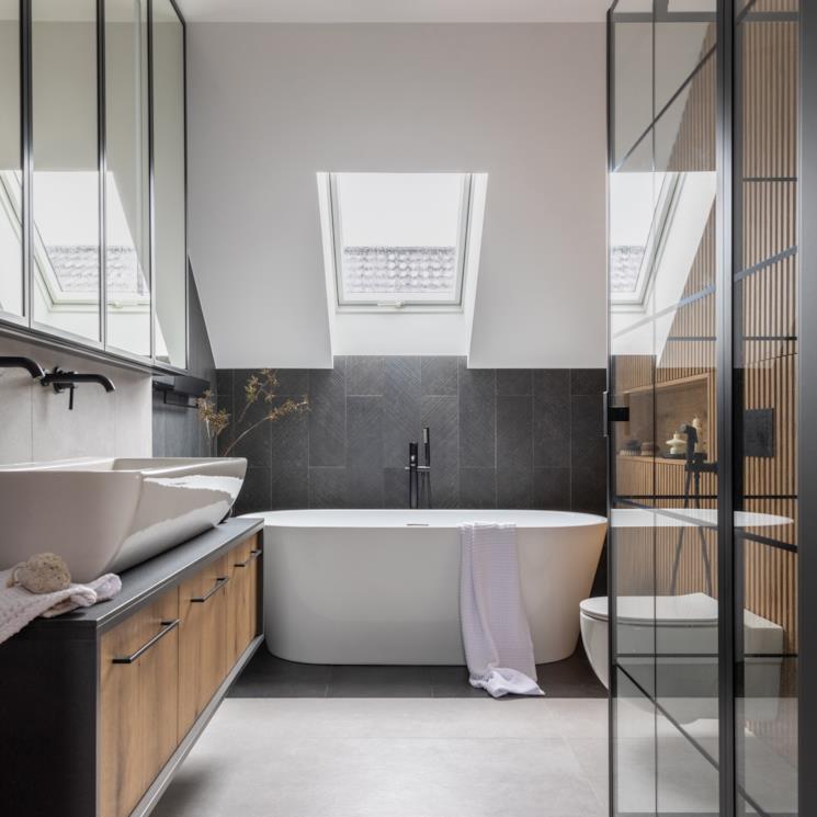 Bagno con vasca freestanding e mobile portalavabo in legno 