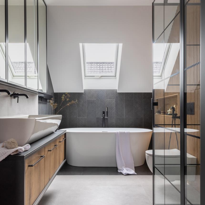 Bagno con vasca freestanding e mobile portalavabo in legno 