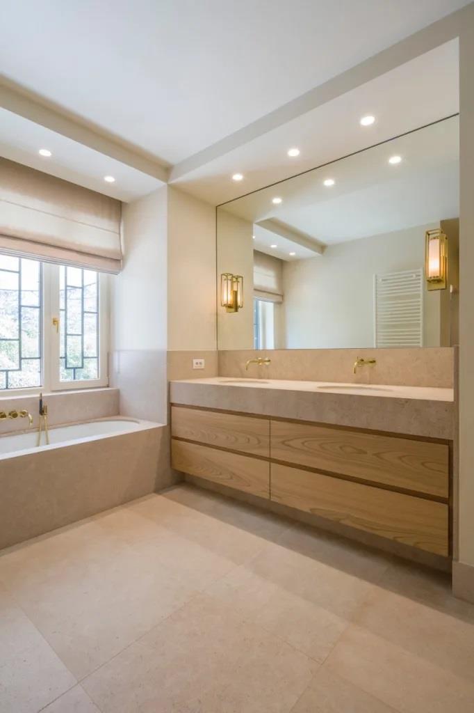 Bagno beige con doppio lavabo